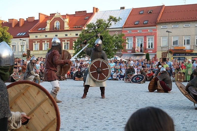 Dziś pokazy walk i uzbrojenia na Rynku w Jaśle. To inauguracja VIII Karpackiego Festiwalu Archeologicznego "Dwa oblicza" [PROGRAM]