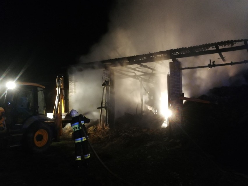 Gmina Mirzec. W nocy spłonęła stodoła w Osinach. W akcji gaśniczej pomógł też wójt gminy Mirzec (DUŻO ZDJĘĆ)