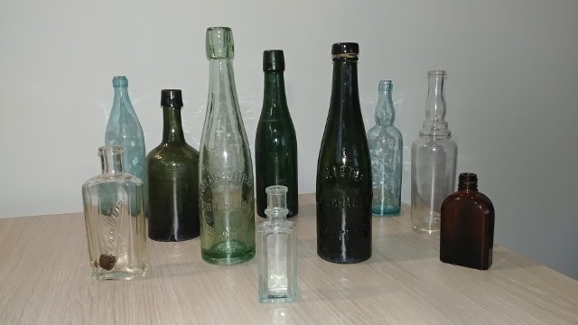 Miasteccy historycy zabrali się za czyszczenie rzeki Studnicy. Poza oponami i innymi śmieciami, znajdują także m.in. przedwojenne butelki, które trafiają później do izby pamięci.