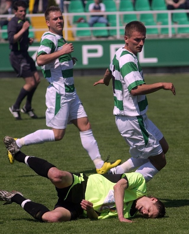 Izolator Boguchwała (biało-zielone stroje) na wiosnę wygrywa mecz za meczem.