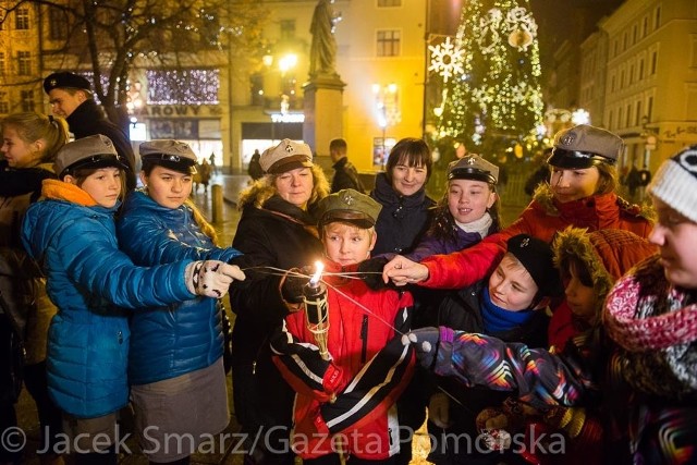 Na starym Rynku harcerze przekazali torunianom Światełko Pokoju.