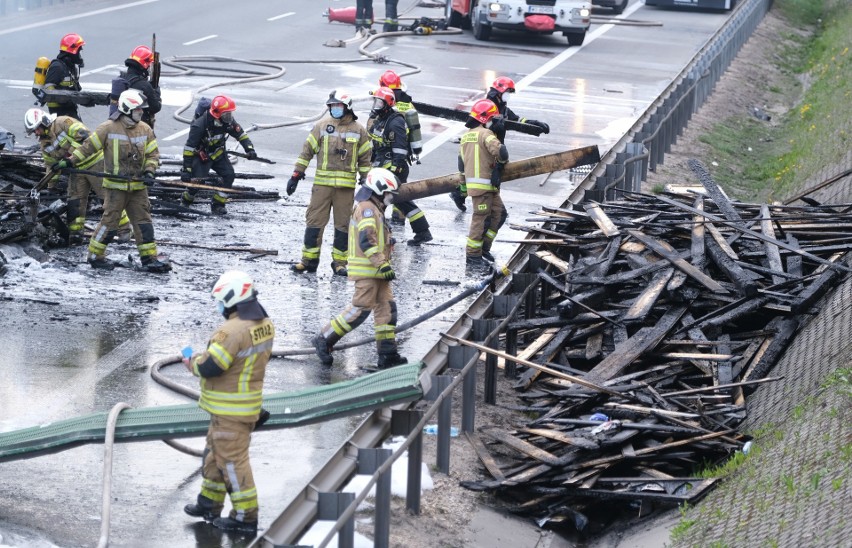 Warszawa: Wypadek na S8 [ZDJĘCIA] Ciężarówka przygniotła samochód osobowy, jedna osoba nie żyje. Utrudnienia trwają, gigantyczne korki