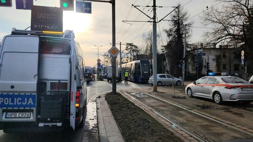 Wypadek tramwaju z busem na al. Karkonoskiej we Wrocławiu....