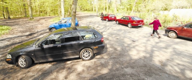 Nielegalny parking przy wjeździe do Lasku Południowego od strony ul. Arciszewskiego. 