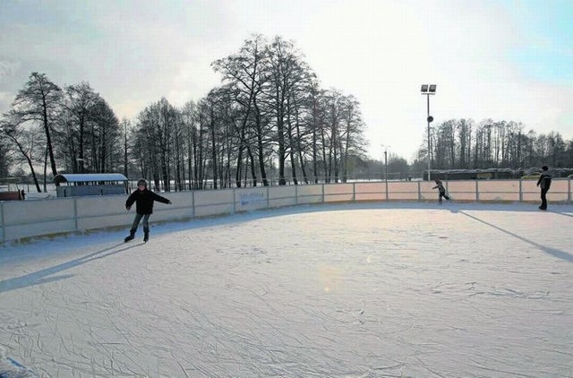 Jedno z dwóch miejskich lodowisk pod chmurką ma stanąć przy pływalni Wodny Raj na Teofilowie.