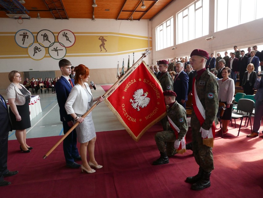 Uroczystość rozpoczęto w Zespole Szkół Niepublicznych, gdzie...