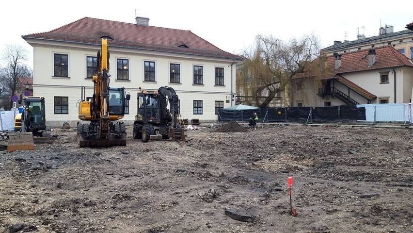 Plac Świętego Ducha. W głębi - archeolodzy pod namiotem