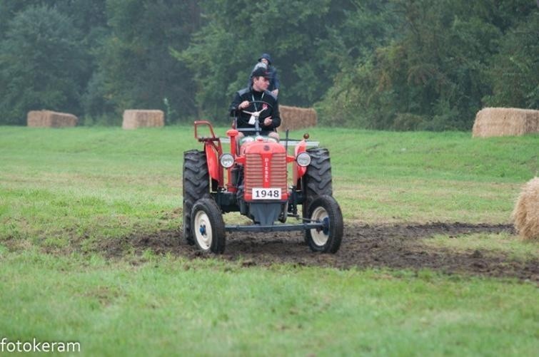 Widowiskowe próby sportowe samochodów zabytkowych na Moto...