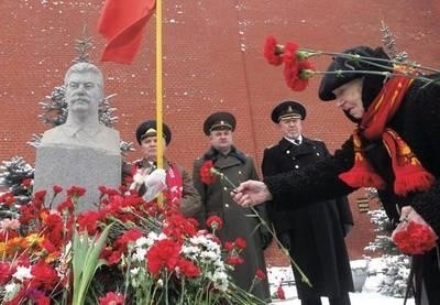 Po wielu miesiącach przygotowań w lutym ruszył projekt destalinizacji. Tymczasem w sobotę około 700 stronników Komunistycznej Partii Federacji Rosyjskiej (KPRF) i innych ugrupowań lewicowych przyszło na plac Czerwony w Moskwie, aby uczcić pamięć Stalina. W tym dniu przypadła 58. rocznica śmierci tyrana. Uczestnicy akcji zgromadzili się nad jego grobem przed Murem Kremlowskim pod spowitą kirem flagą ZSRR i ustawili wielki kosz z białymi goździkami. Złożyli też wieniec przed Mauzoleum Lenina. Zwracając się do zebranych, lider KPRF Giennadij Ziuganow określił Stalina jako "geniusza realizmu" i "wybitnego organizatora". (PAP) Fot. MAKSIM SZIPENKOW (PAP/EPA)