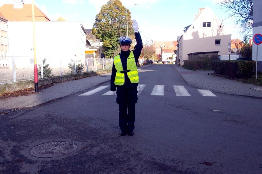 Akcja Znicz. Co oznaczają gesty policjanta kierującego ruchem? [ZDJĘCIA]