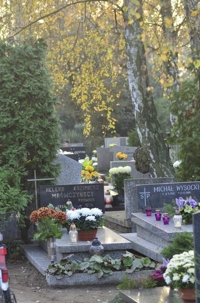 Dzień Zaduszny: Poznańskie cmentarze pełne światła i kwiatów