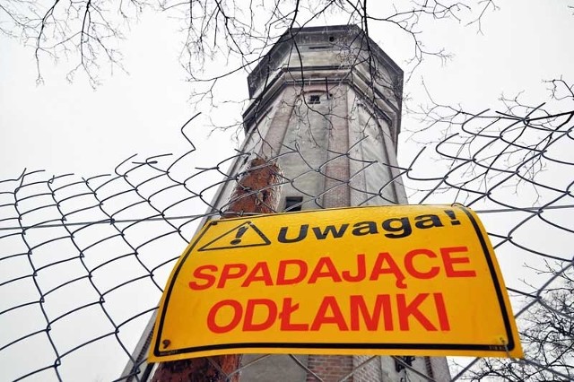 Wieża wodociągowa w Szczecinku. Ciśnienie w sieci wodnej wieża zapewniała do końca 1989 roku, czyli do chwili oddania do użytku nowego ujęcia i stacji uzdatniania wody w Bugnie.  Dziś wieża jest w fatalnym stanie.