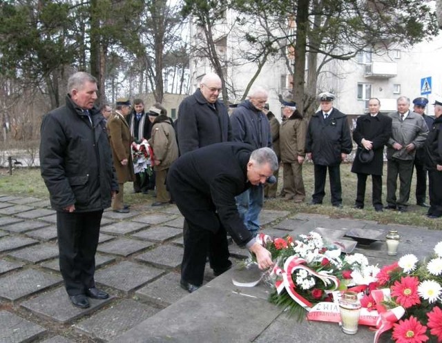 Starachowiccy działacze lewicowi złożyli wiązanki kwiatów miedzy innymi pod pomnikiem  Bohaterów Starachowic