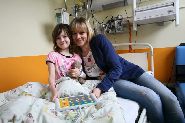 Julka jest jedną z ponad 30 pacjentów oddziału onkologicznego w Łodzi. Dziewczynka w najgorszych momentach krew miała przetaczaną nawet dwa dni z rzędu. Na zdjęciu razem z mamą, ściska swoje ulubione pluszaki, bez których nie zaśnie: Misia i Lalę.