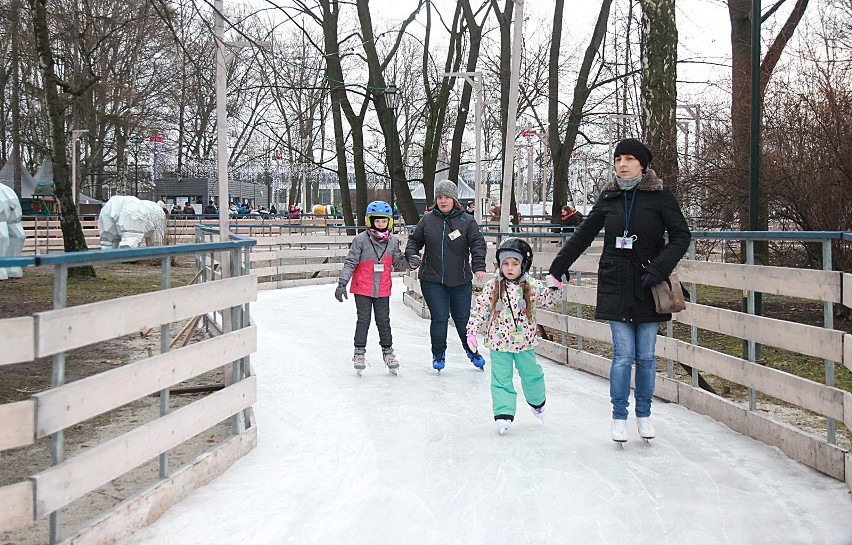 Kraków. Nowy Rok spędzony aktywnie na lodowisku w Parku Jordana [ZDJĘCIA]