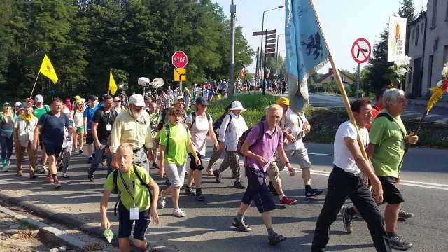 Przez Chełmno przeszła Kaszubska Piesza Pielgrzymka na Jasną Górę. Dla pielgrzymów był to dziewiąty dzień wędrówki, w którym zaplanowali pokonanie odcinka liczącego 19,5 km. Ruszyli wcześnie ze Świecia, około godz. 9 dotarli do Chełmna - do Klasztoru Sióstr Szarytek, a  stamtąd udali się do Brzozowa, Watorowa, Kijewa Królewskiego, Trzebcza - do parafii pw. Wniebowzięcia Najświętszej Marii Panny. Miejscem docelowym tego dnia była Nawra. Tam zatrzymali się w  parafii pw. św. Katarzyny. Pielgrzymka wyruszyła 25 lipca z  Helu. Do Częstochowy ma dotrzeć 12 sierpnia.  