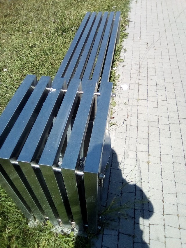 Kilkanaście takich ławek, wykonanych tylko z metalu, znajduje się wokół Tauron Areny Kraków. W upalne dni są bardzo gorące