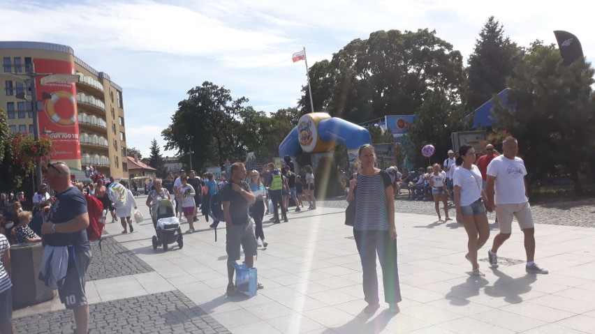 Weekend w Międzyzdrojach. Tłumy na plaży i promenadzie 