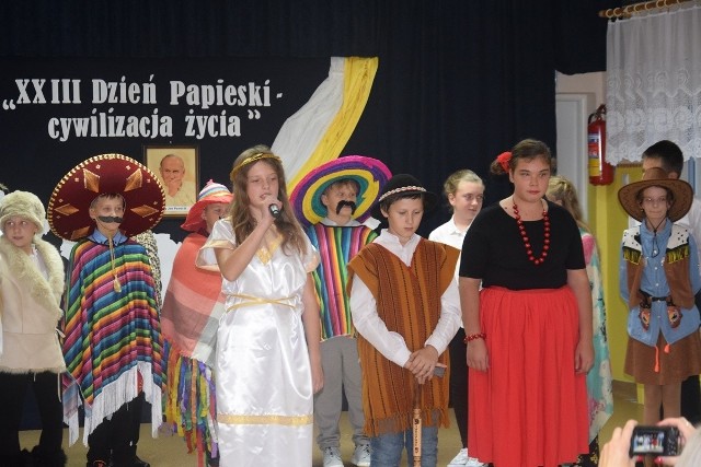 Uczniowie Szkoły Podstawowej imienia Jadwigi Bonio w Trębowcu przedstawili barwny program artystyczny, poświęcony świętemu Janowi Pawłowi II
