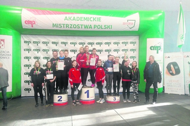 Uroczyste wręczenie pucharów w klasyfikacji szkół zawodowych na gali Akademickich Mistrzostw Polski w Katowicach.