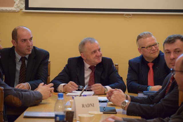 Pierwsza sesja rady miejskiej kadencji 2018-23 W Dobrodzieniu. Prezydium rady, od lewej: Tomasz Miazga, Piotr Kapela i Jacek Skibe.