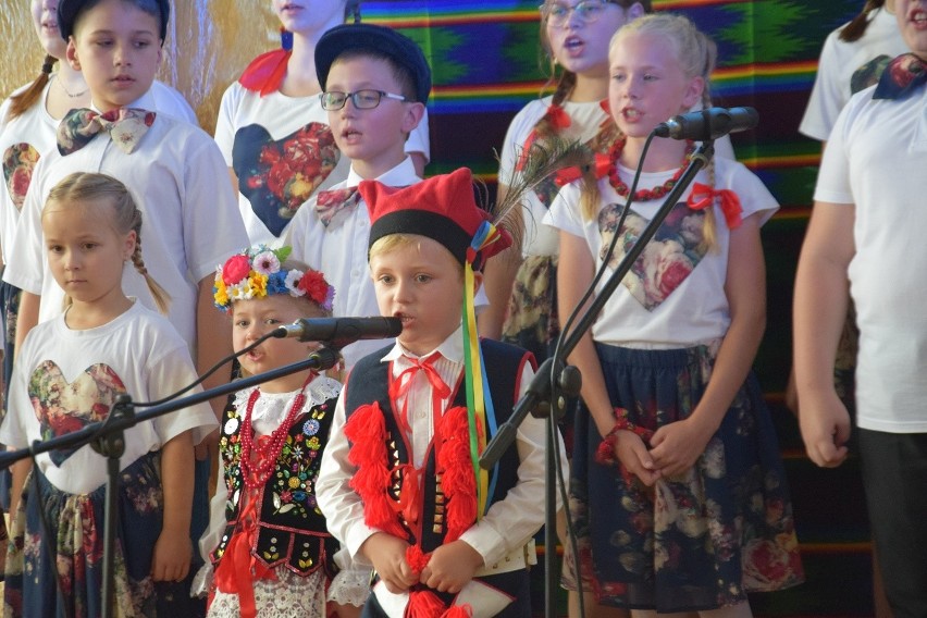 Podczas X Przeglądu Zespołów Folklorystycznych w Małyszynie