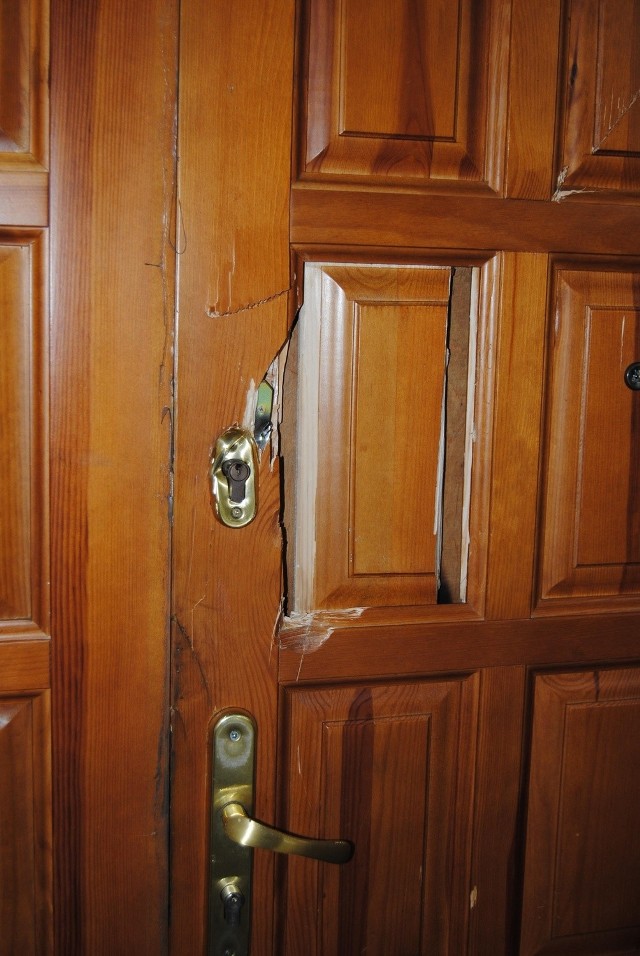 23-latek z Chrzanowa zniszczył siekierą drzwi