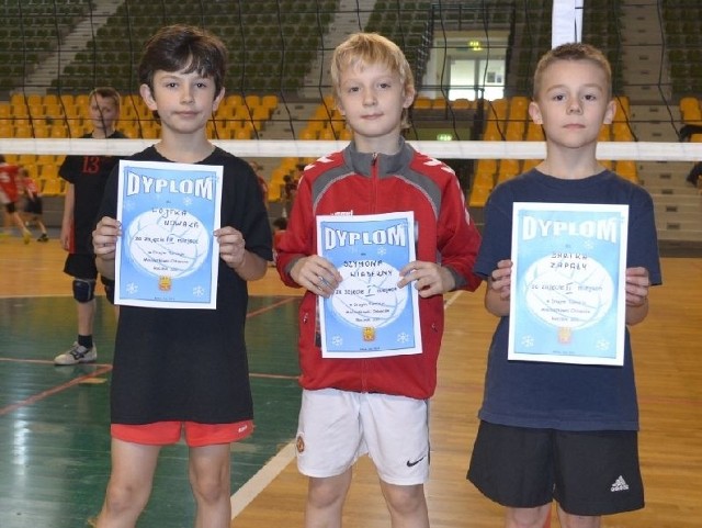 Najlepsi zawodnicy klas trzecich w kategorii single. Od lewej: Wojciech Nowak, Szymon Wiaderny,  Bartłomiej Zapała.
