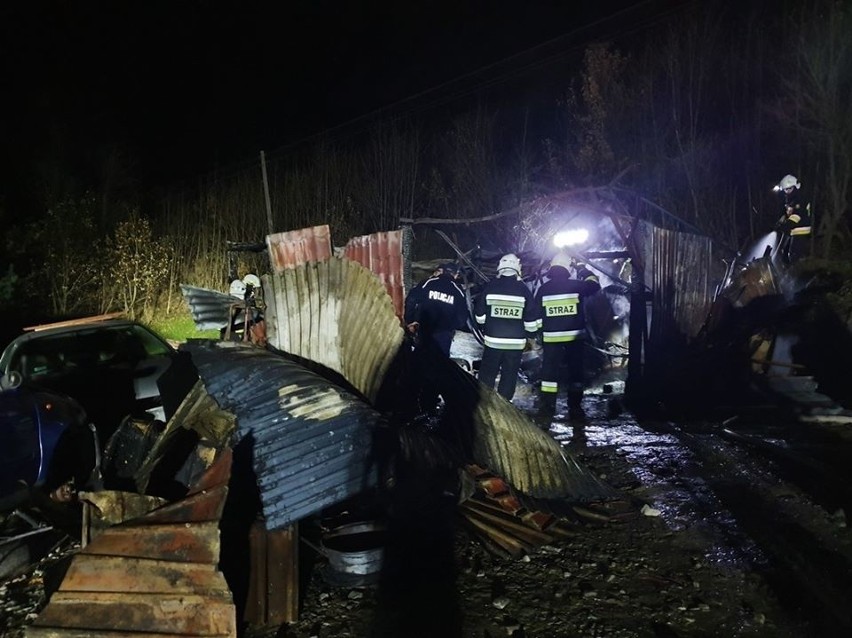 Jaszczurowa. Spłonął garaż z motocyklami. Przyczyną iskra ze spawarki [ZDJĘCIA]