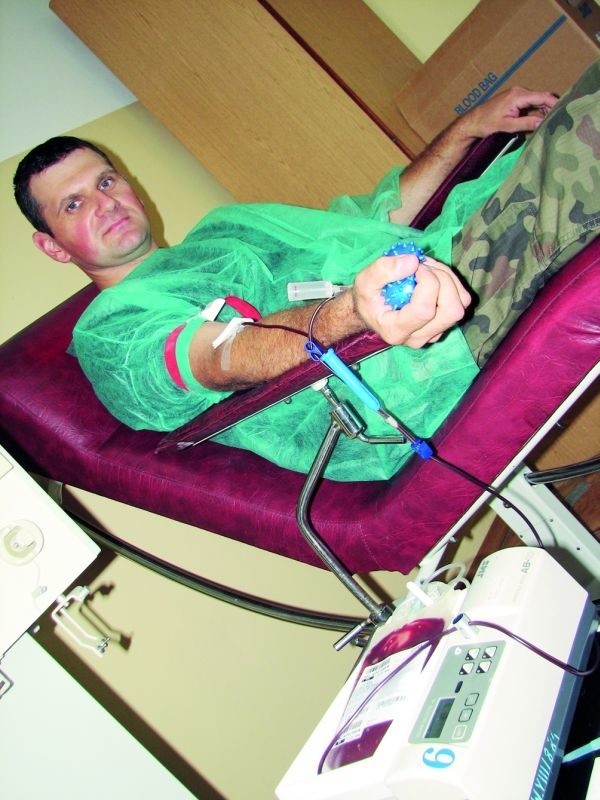 Akcje w mediach motywują do oddania krwi - przyznaje żołnierz Wiesław Kaliszuk