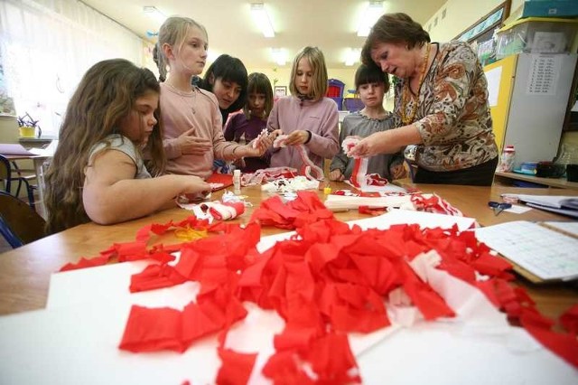Na zajęciach świetlicowych w Publicznej Szkole Podstawowej numer 1 w Radomiu dzieci kleiły kotyliony.
