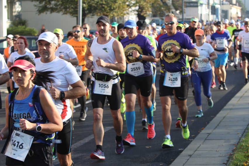 Zdjęcia z maratonu w Poznaniu 2018 - biegacze na pierwszym...