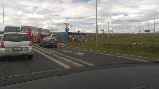 Przed godz. 13 w ciągu ul. Krakowskiej w Rzeszowie na jeden z pasów wjazdowych na autostradę przewrócił się samochód ciężarowy. Na miejscu są utrudnienia w ruchu. Jak informują policjanci, do zdarzenia doszło o godz. 12.40 na ul. Krakowskiej. Z nieznanych jeszcze przyczyn na jezdnię przewrócił się samochód ciężarowy. Ciężarówka zablokowała jeden z dwóch pasów ruchu, którymi wjeżdża się na autostradę. Na miejscu są utrudnienia, ruch odbywa się jednym pasem. 