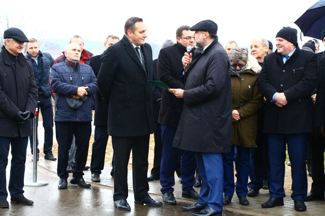 Wezwanie do zapłaty kosztów związanych z budową drogi powiatowej do starosty trafiło na uroczystości otwarcia jezdni.