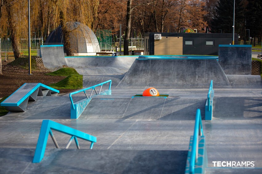 Nowy skatepark betonowy w Brzeszczach przy ulicy Obozowej....