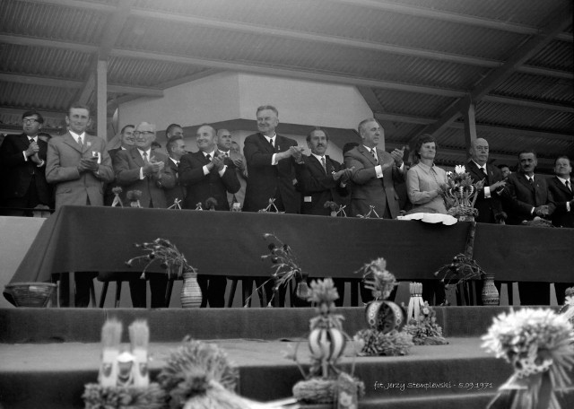 Trybuna honorowa podczas państwowych dożynek, które odbyły się w Opolu we wrześniu 1971 roku.
