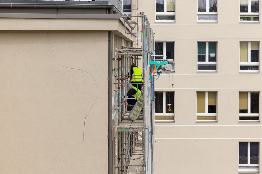 SPSK4 wkrótce z nowym szyldem. Trwa montaż liter w szpitalu przy Jaczewskiego