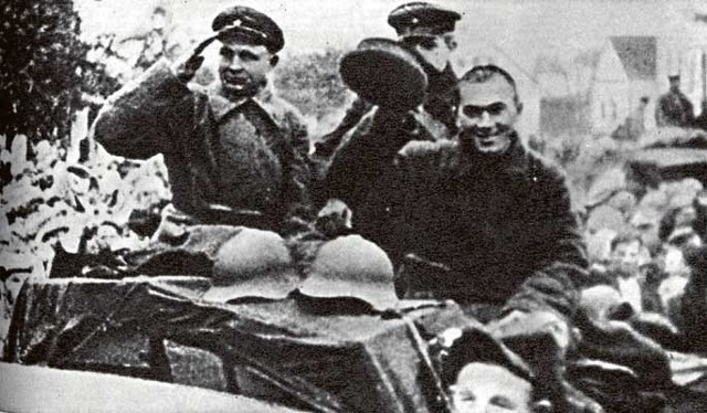 Sowieckie wojska wkraczające do Tarnopola.