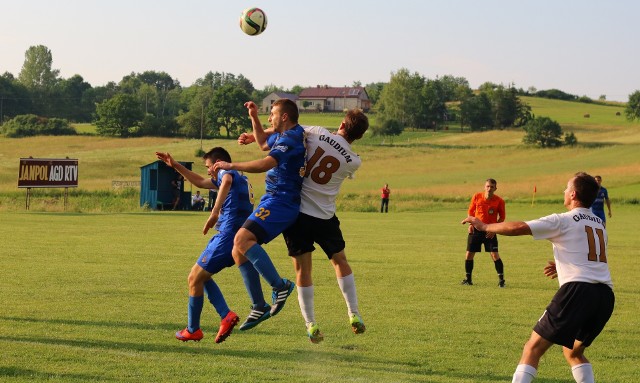 Grabowianka (niebieskie stroje) zwyciężyła w Łężynach i nie oglądając się na pomoc rywali (Mrukowa ograła Iwonicz) utrzymała się w 5 lidze.