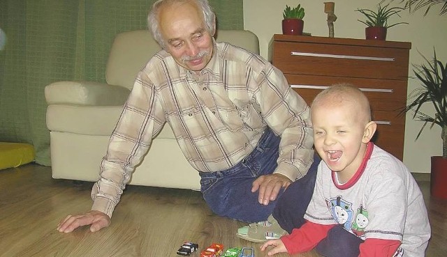 Piotruś Ziegler z Gorzowa Wklkp. z dziadkiem Kazimierzem Czarneckim. Chłopczyk cierpi na ostrą białaczkę szpikowa. Jest już po przeszczepie. Obecnie przebywa w klinice we Wrocławiu.