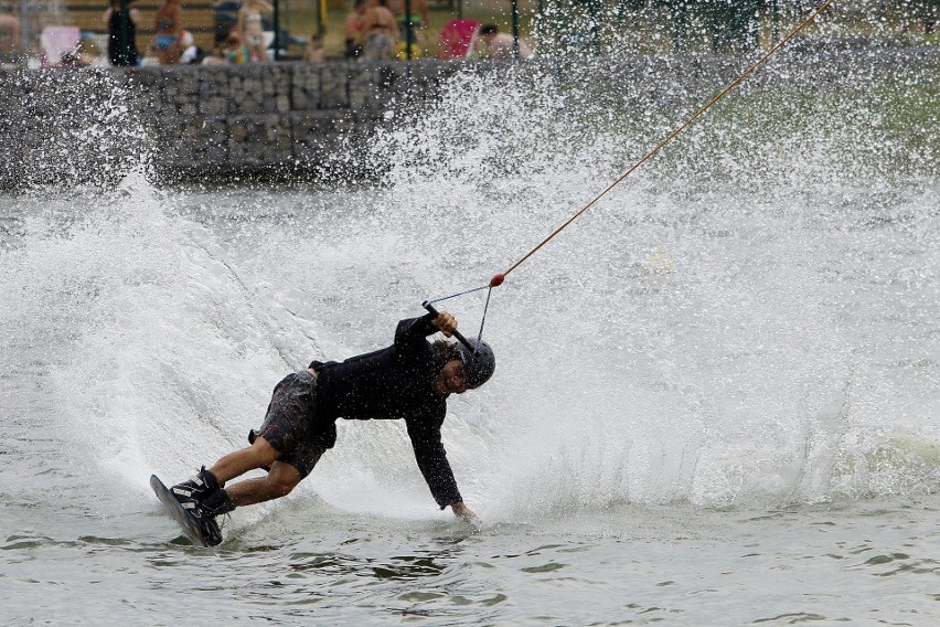 Wake Show Lublin. Akrobacje na Zalewie Zemborzyckim w zawodach amatorów wakeboardingu. Zobacz zdjęcia