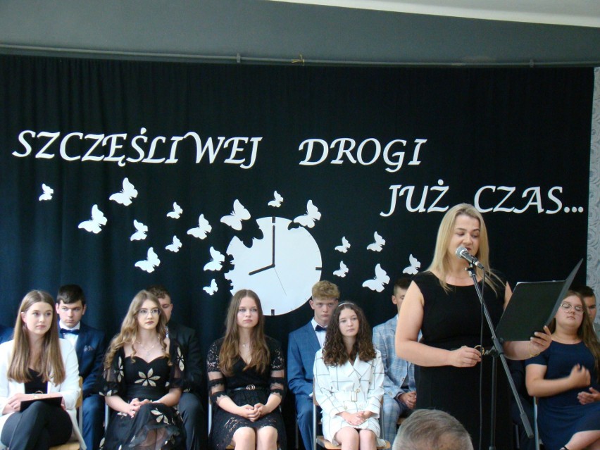 Uroczystość pożegnania klasy ósmej w Szkole Podstawowej w Bilczy, w gminie Obrazów. Niezapomniana uroczystość. Zobacz zdjęcia