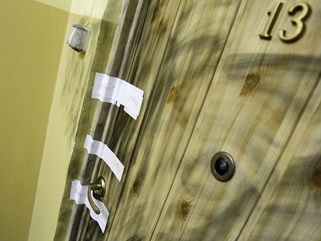 Drzwi do mieszkania zamordowanej kobiety, po tym jak zdjęli z nich ślady policyjni technicy, zostały zaplombowane.