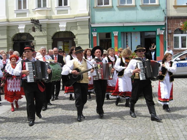 W sobotę i niedzielę w żarskim Rynku panowała piosenka kresowa.