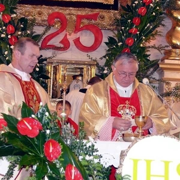 Głównym uroczystościom jubileuszowym przewodził ksiądz biskup Zygmunt Zimowski (z prawej).