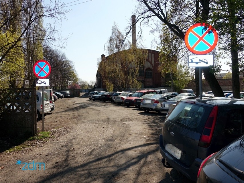 Poznań: Koniec nielegalnego parkingu przy ul. Łaziennej i Ewangelickiej - auta mogą być wywożone na zlecenie straży miejskiej