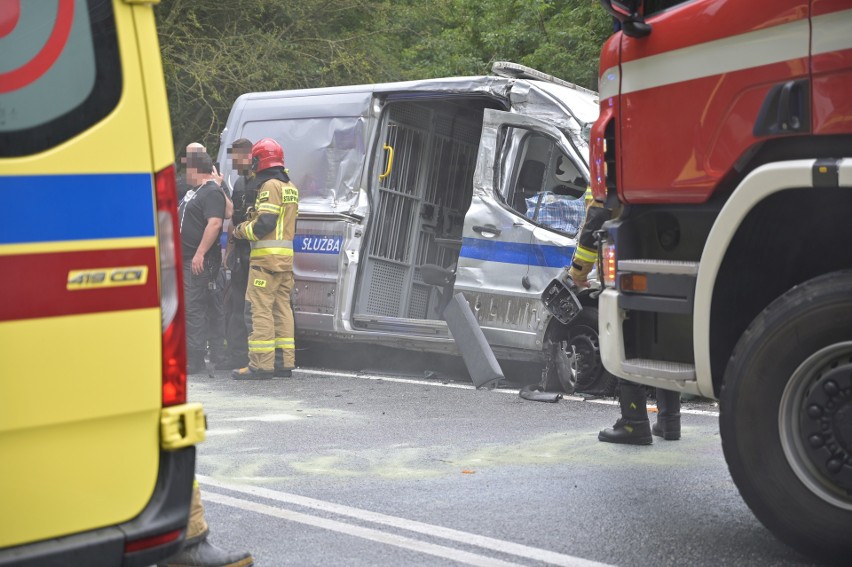 Wypadek samochodu służby więziennej z ciężarówką w Kłódce...