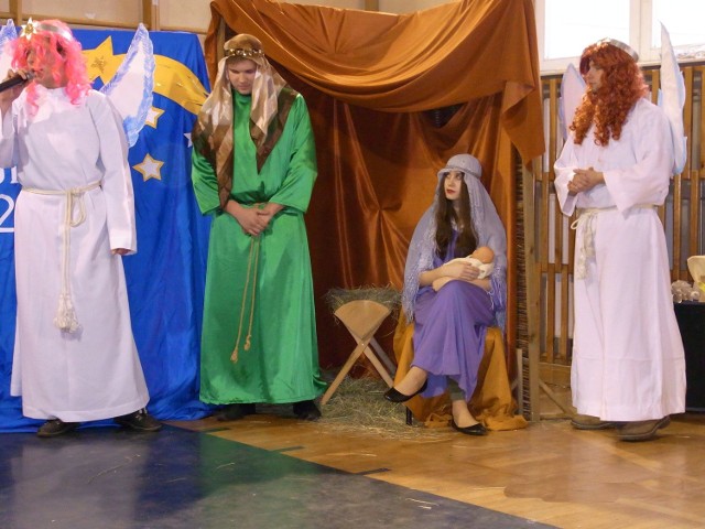Barwne widowisko wystawione przez uczniów rudnickiej szkoły spodobało się aktorom i widzom.