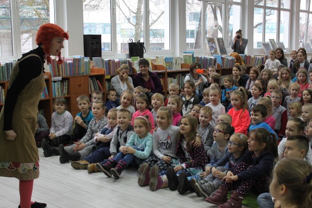 Przedstawienie z wielkim zainteresowaniem obejrzały słubickie przedszkolaki, uczniowie ze Szkoły Podstawowej Nr 2, uczestnicy ferii zimowych w bibliotece oraz mali mieszkańcy gminy Słubice.