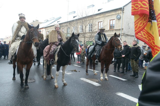 Orszak 2019 w Radomiu poprowadzili Trzej Królowie na koniach.